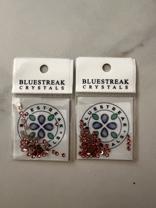 Vand 2202 buc cristale Svarowski pentru decorat obiecte: cani, pixuri