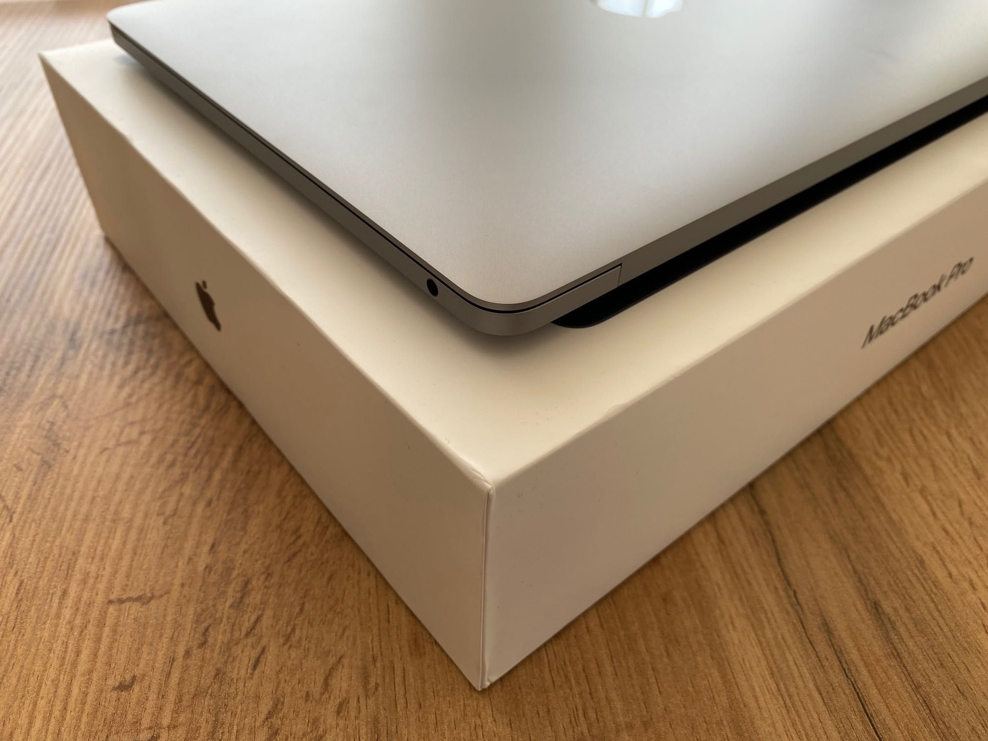 MacBook Pro 13" M1 Chip 8-Core CPU, 8-Core GPU, 16GB RAM, 512 SSD