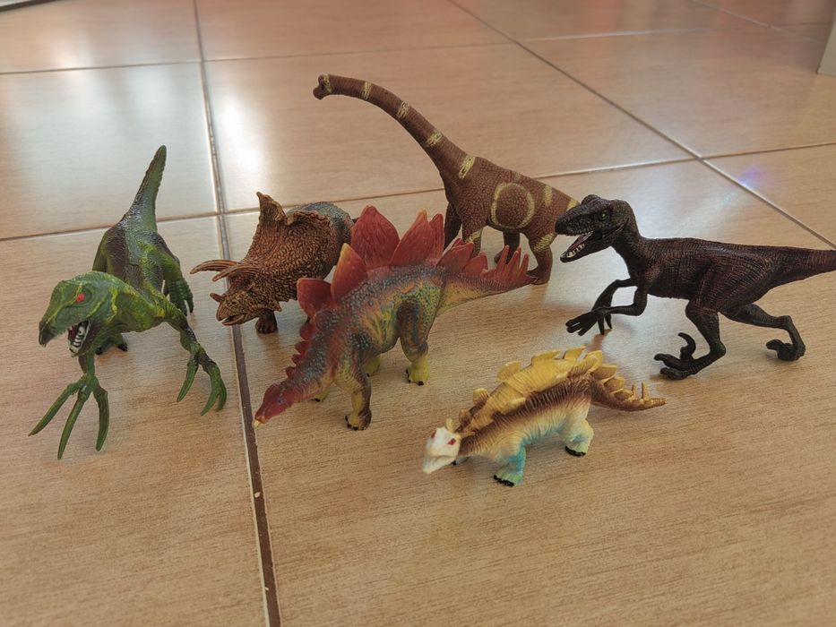 Различни видове животни детски играчки - домашни, диви, динозаври, нас