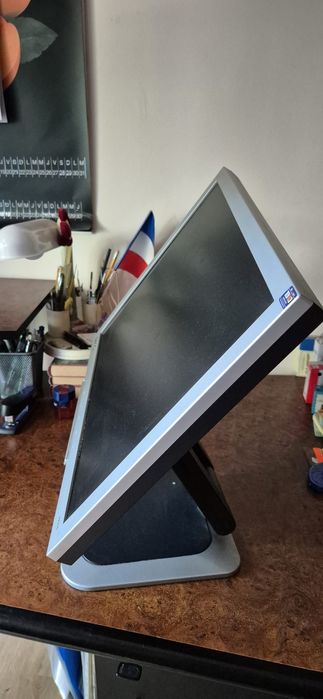 Birou , dimensiuni: lungime 130 cm, lățime 66-77 cm, înălțime 75 cm