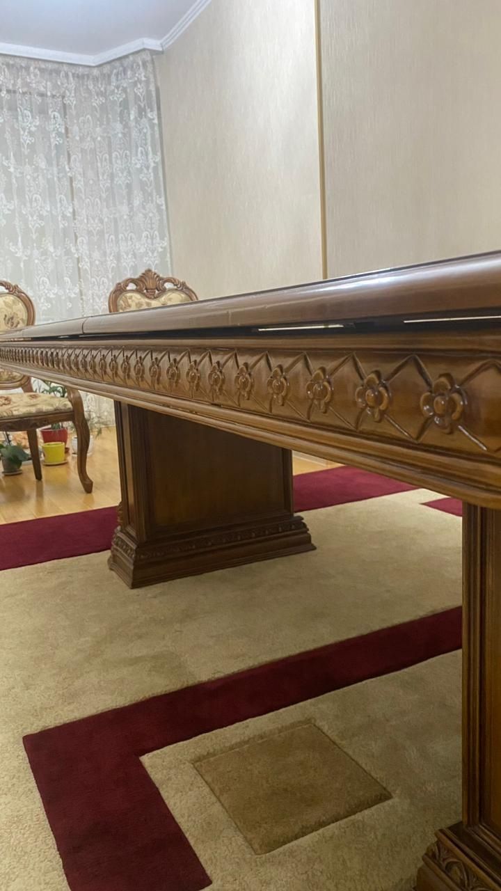 Стол стулья сервант