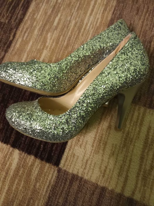 Чисто нови дамски обувки с брокат – елегантни и стилни