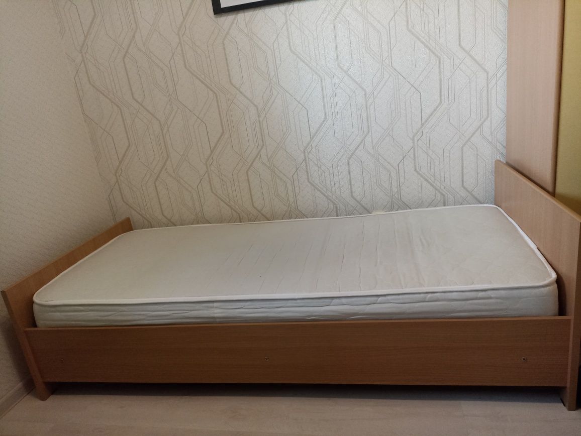 Односпальная кровать с  матрасом или обмен