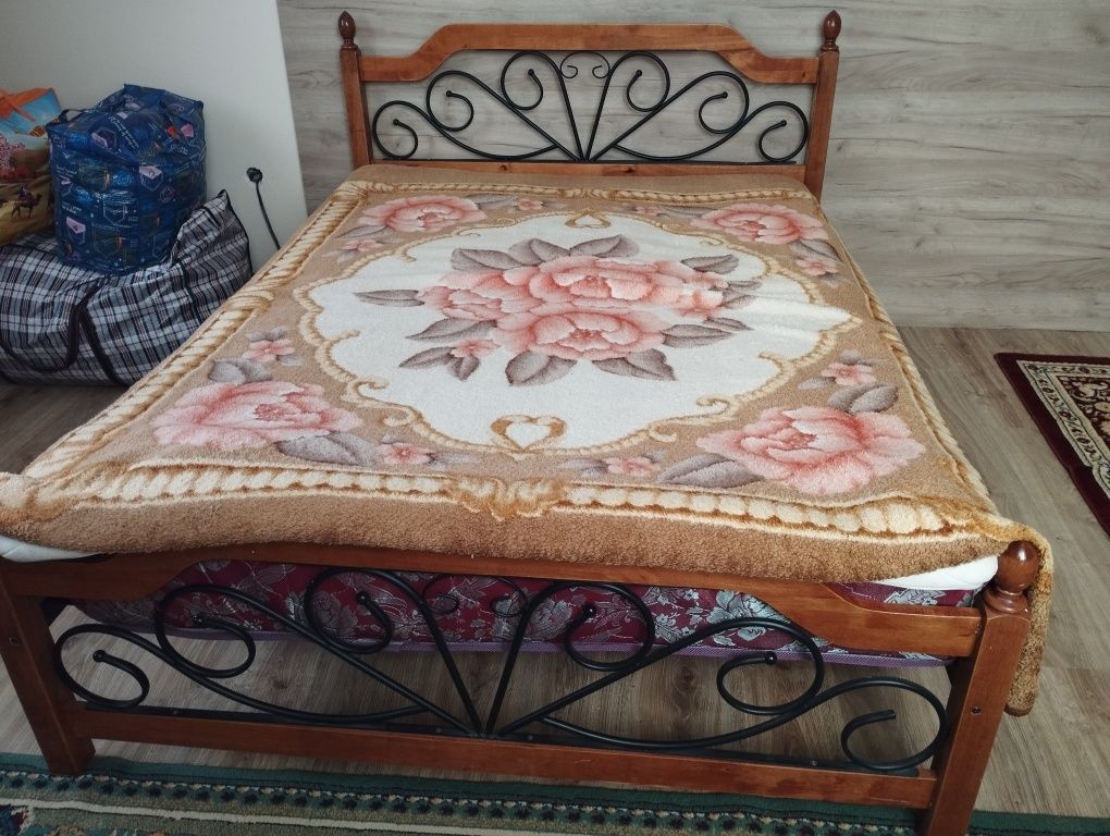 Продам Кровать с матрасом