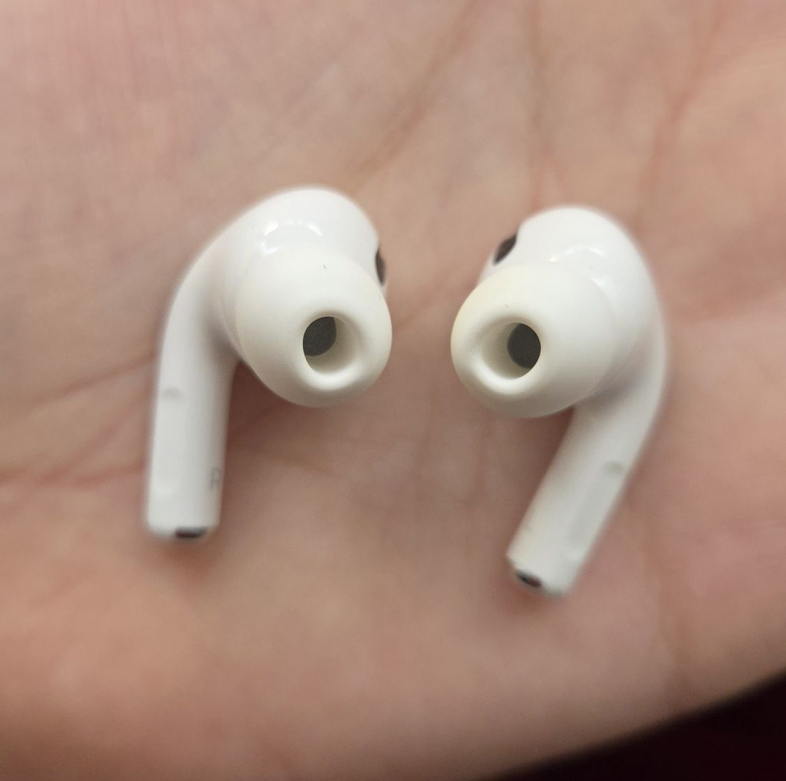 AirPods Pro 1 поколения [кейс и левый наушник]