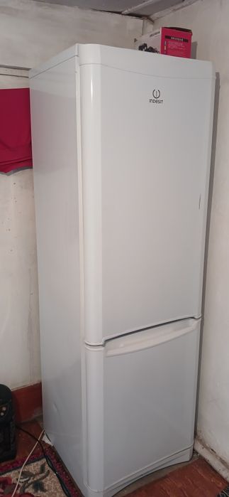 Холодильник Индецит состояние отличное.Все работает Без запаха