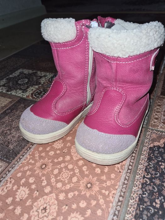 Сапожки зимние полностью натуральные для девочки в отличном состоянии.