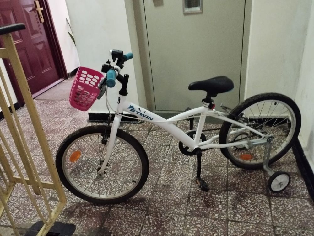 Bicicleta fetita cu cosulet frontal, roz