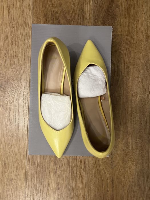 Set geanta si pantofi stiletto galben Bershka