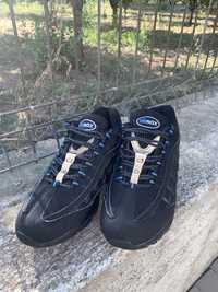 Vand airmax 95 culoare neagra cu touch uri albastre la sireturi