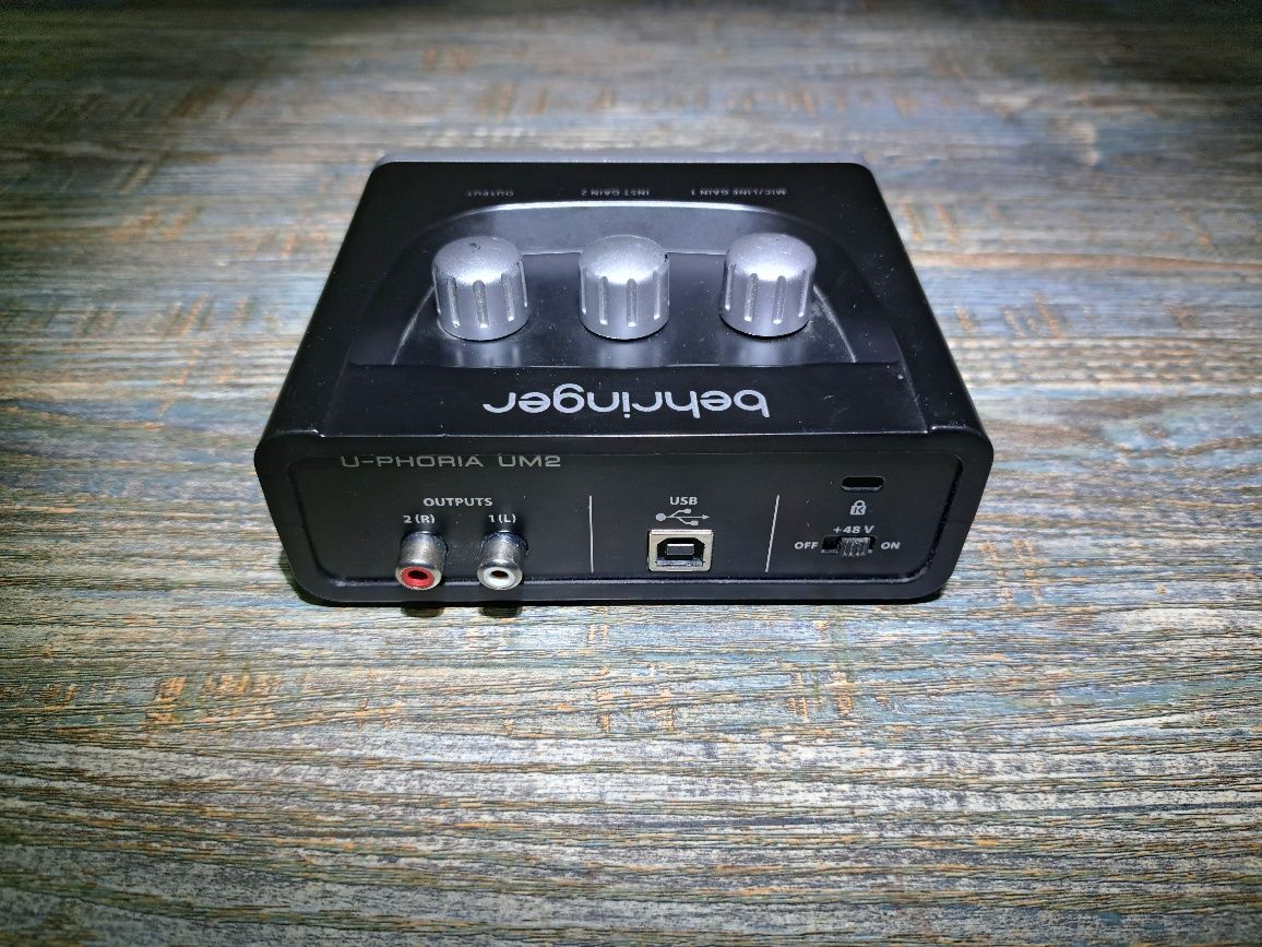 Внешняя звуковая карта BEHRINGER U-PHORIA UM2