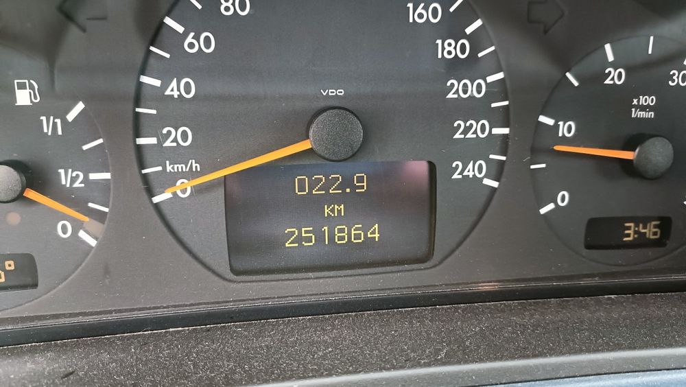 Vând Mercedes E 2.2 Cdi Fab 2000 FARA NICI UN ACT DOAR DE PIESE