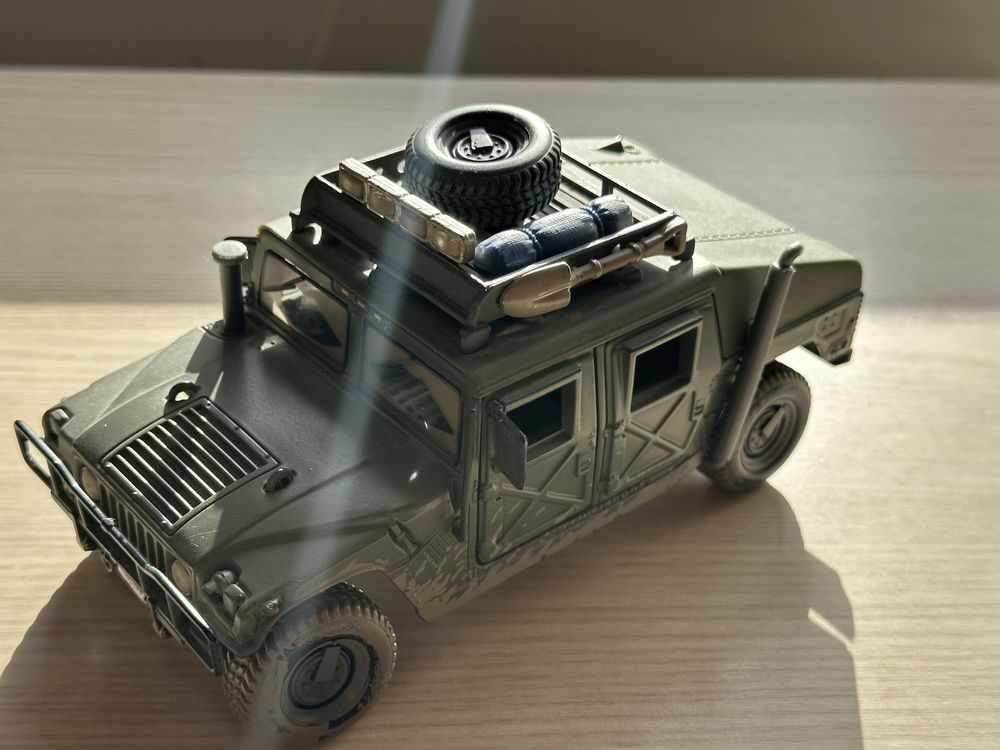 Humvee scara 1:27 Maisto