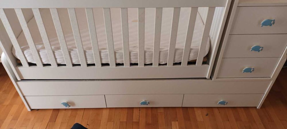 Бебешка кошарка, трансформираща се в юношеско легло и бюро