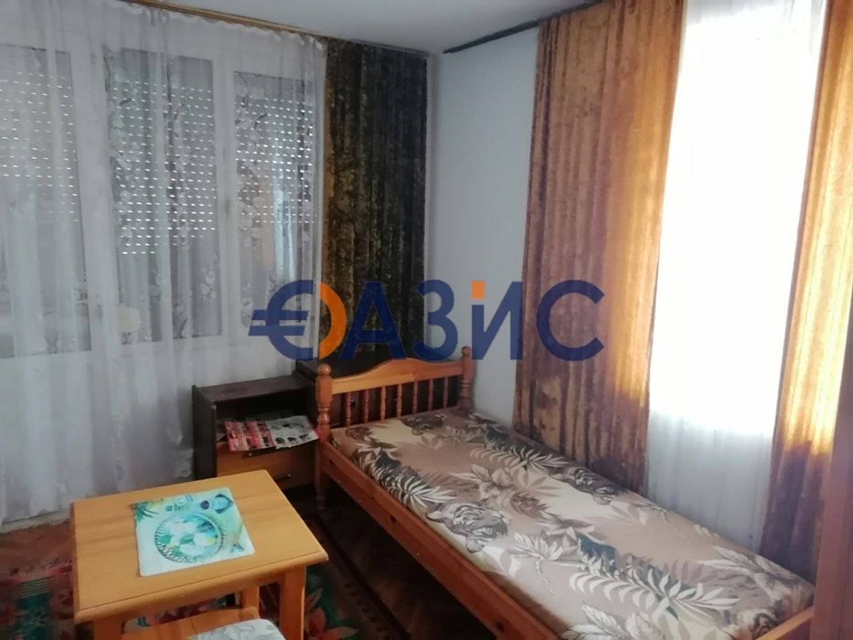 Къща на 3 етажа 252 кв. м.+двор 690 кв. м.+два гаража,център Свети