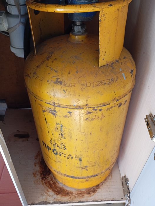 Продам газовый баллон жёлтый, маленький, с полным накаченным газом.