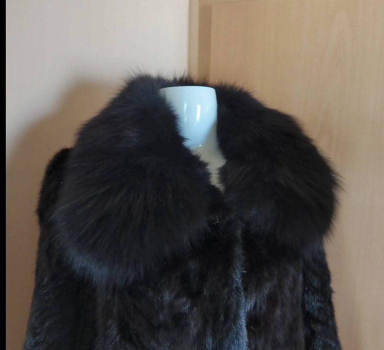 Haina noua blana naturala de nutrie cu guler si mansete de vulpe