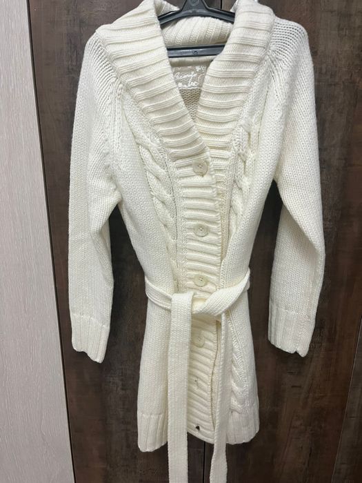 Продам новую теплую вязаную  кофту на девочку на 7/9 лет . Цена. 4 000