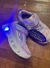 Новые кроссовки подошва светится Япония