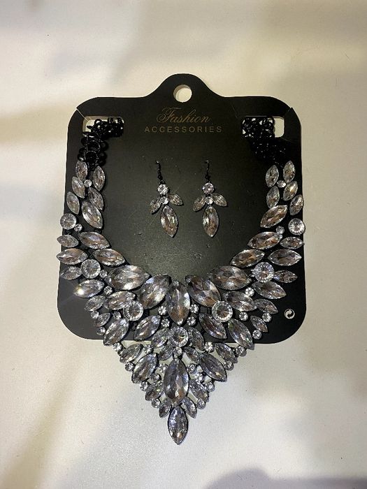 Массивное колье и серьги, необычные украшения, изящный воротничок ручн