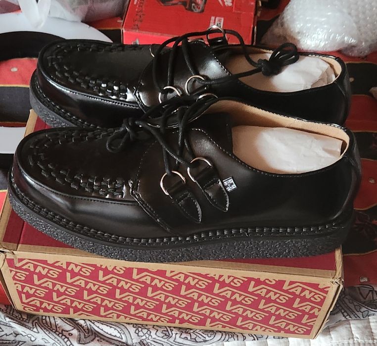 Vand 2 perechi pantofi piele nr 46 o pereche tenesi( Vans nr 46 si