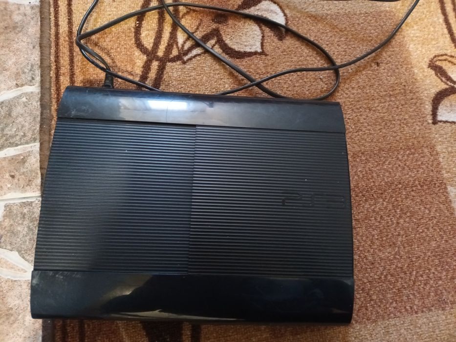PS3 Super Slim (CECH-4304A) + джойстик и игри