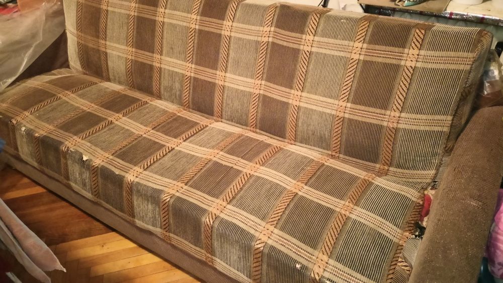 Отдам 3-мест. диван-кровать на пружинах под переделку.