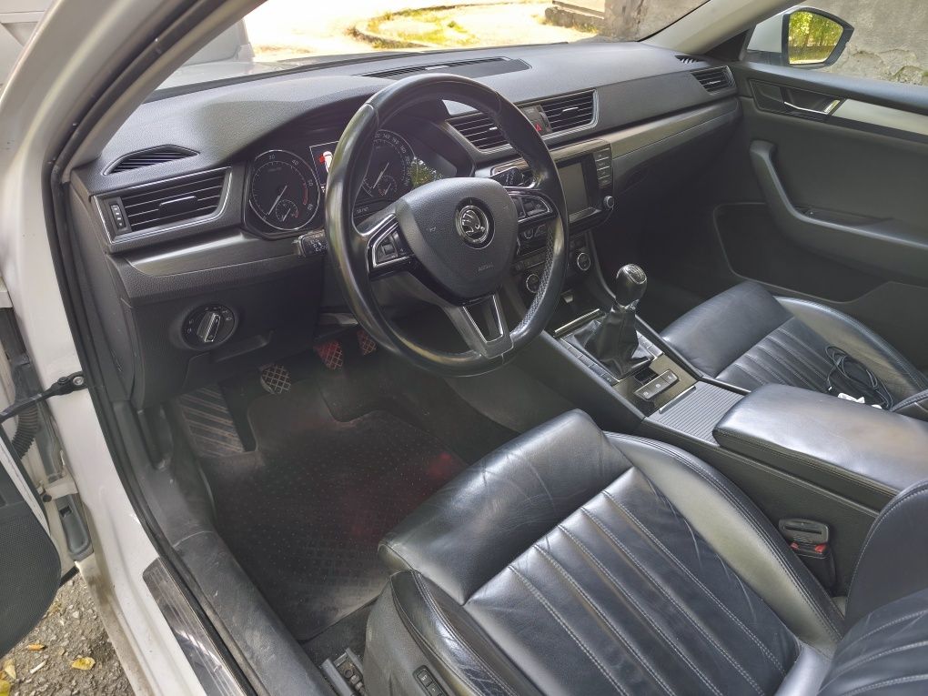 Škoda Superb Combi 2.0 TDI / 150 к.с. / 6 ск. / 2016 г. / Кожен салон