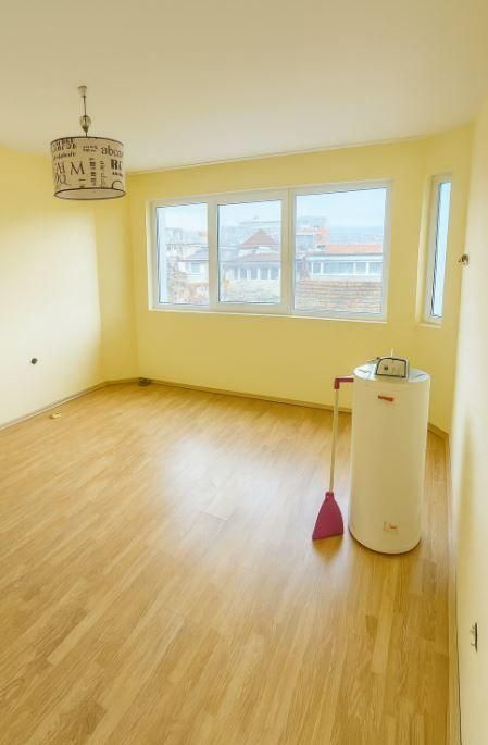 Дава се под наем Тристаен апартамент в Варна, Колхозен пазар - 78 кв.м за 325 € - Снимка #2