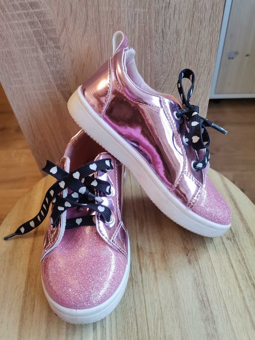 Детски лачени кецове