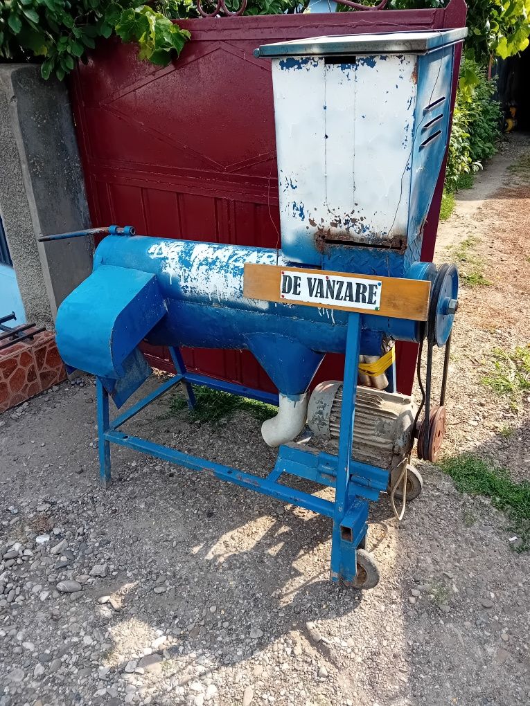 Vând mașină bătut porumb