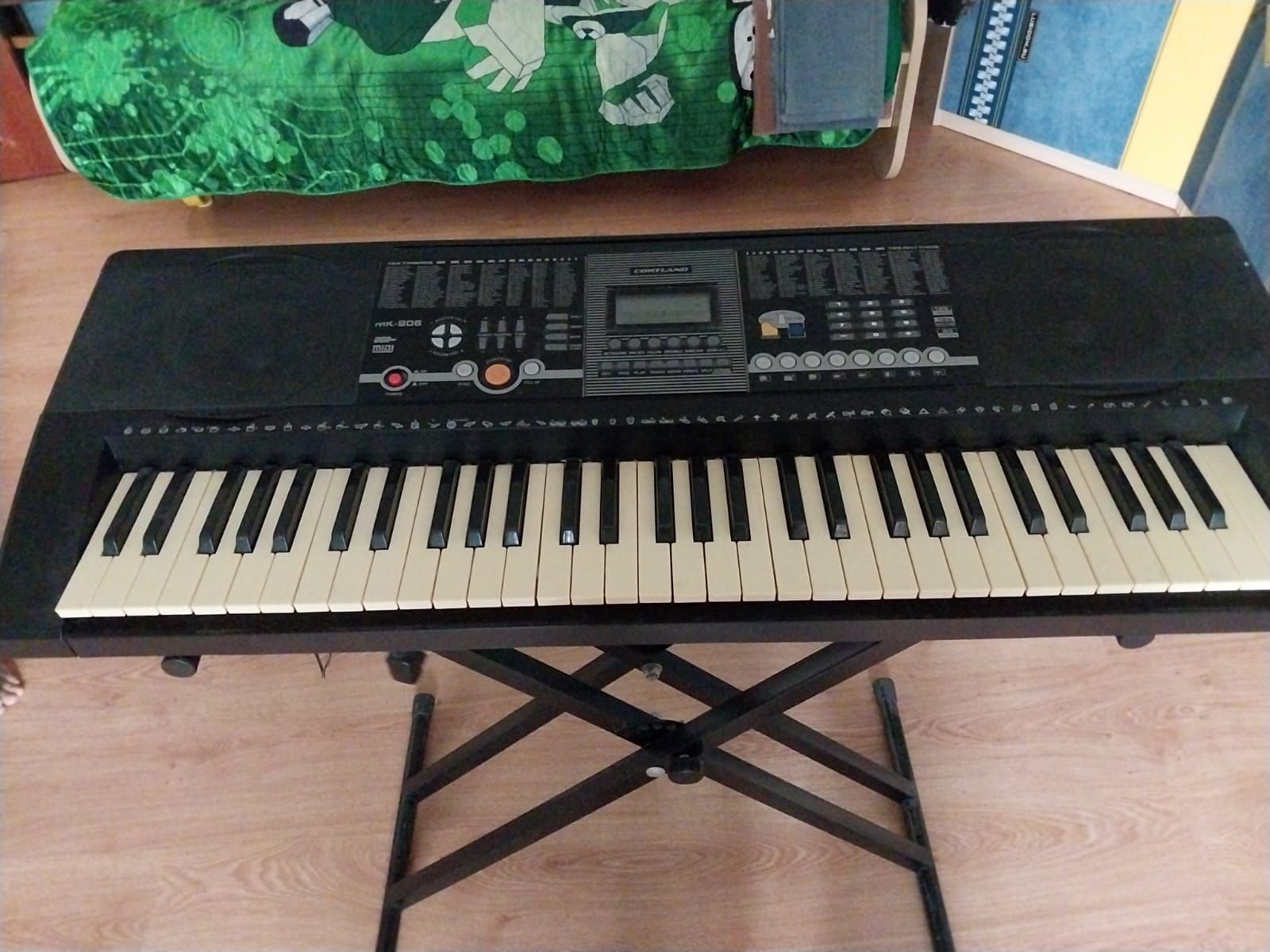 Музыкальный синтезатор с подставкой.  Cortland MK-906. Usb, Midi