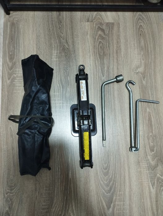 Продам оргинальный домкрат Тойоты