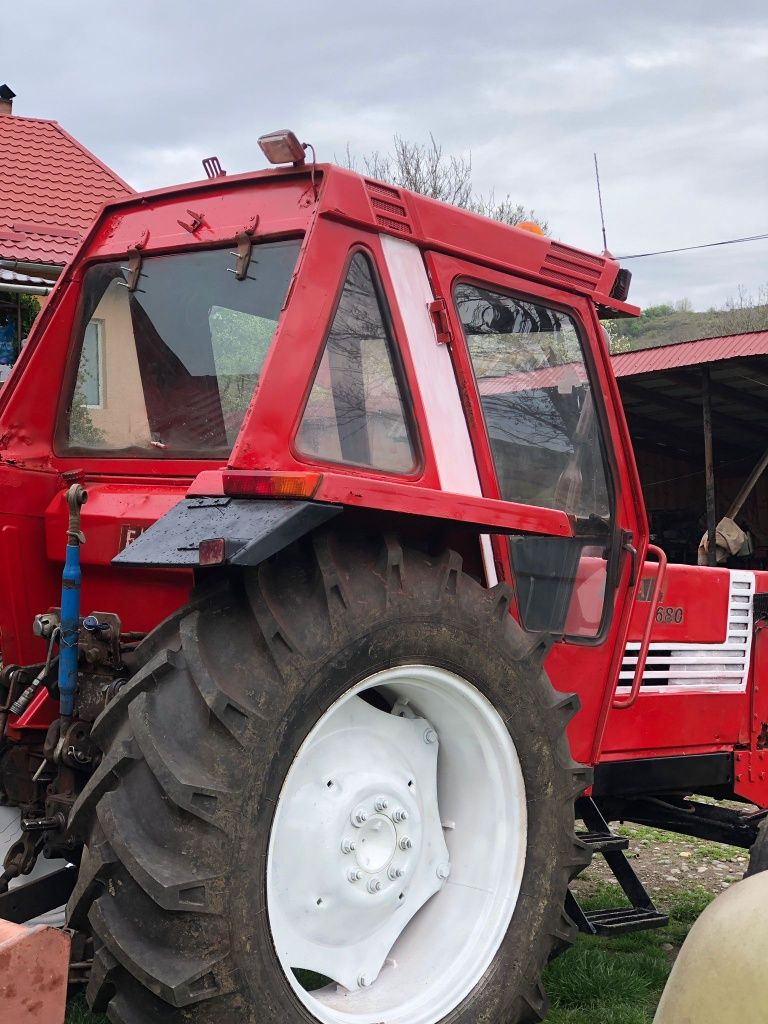 Vând Tractor Fiat 680