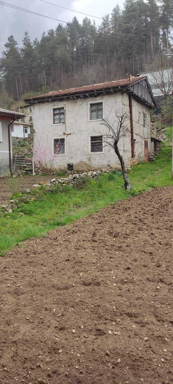 Каменна къща с двор в Родопа планина