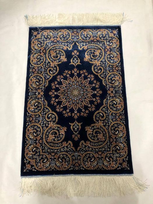 Ипак гиламлар сотилади