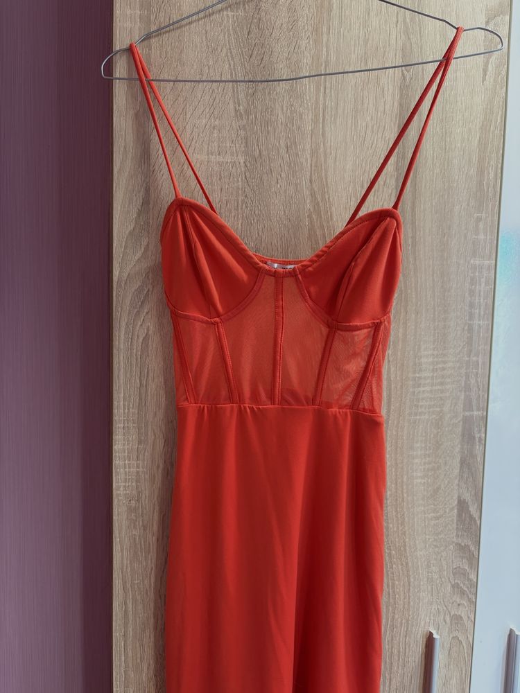 Червена рокля BERSHKA