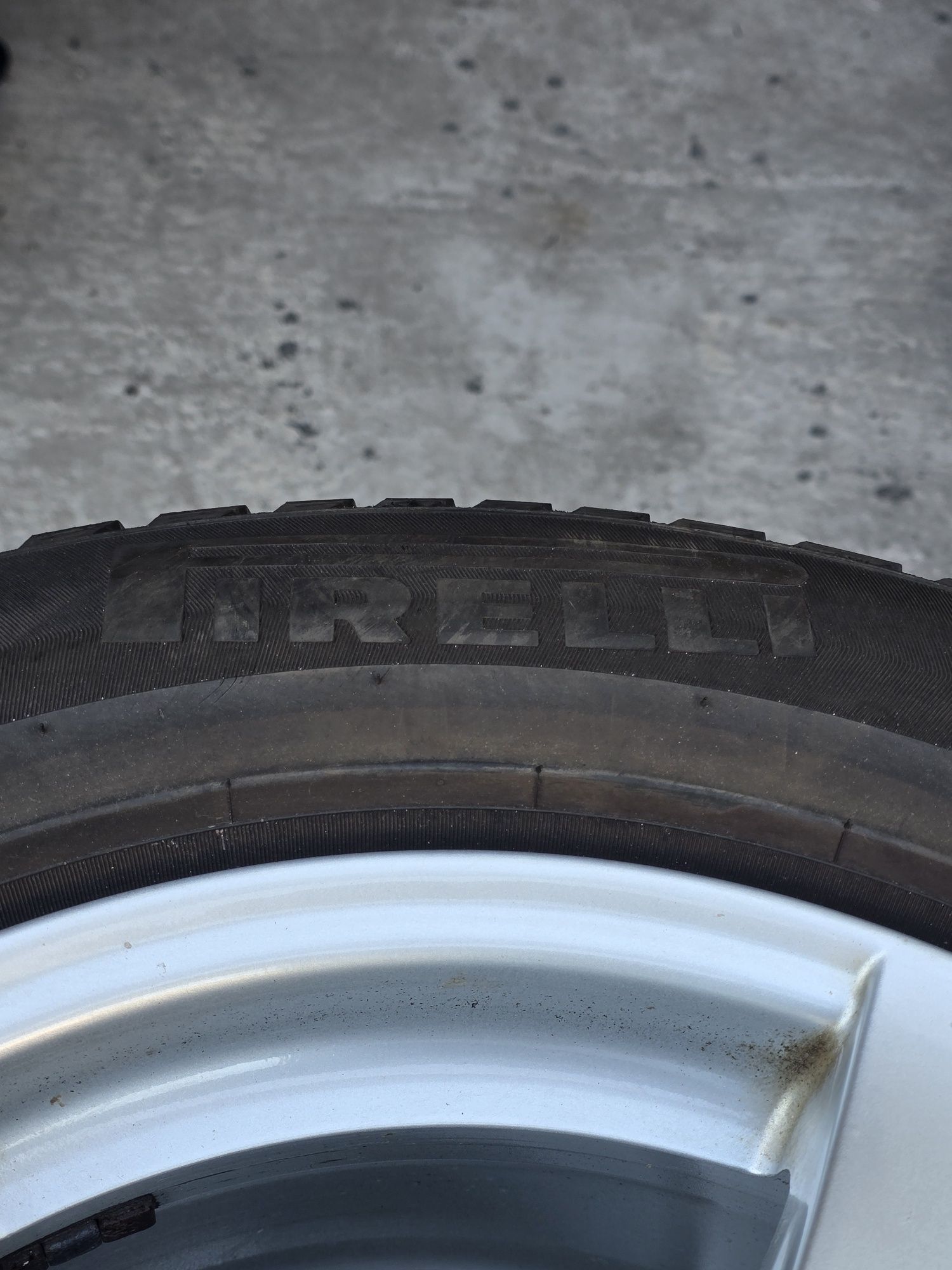 4 Броя 225/60/17 Pirelli 2x7,5mm 2x6,8mm 20dot