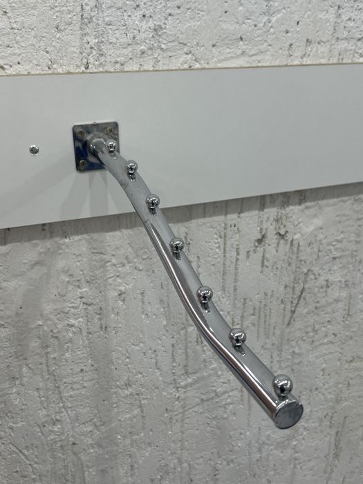 Кранштейн для одежды как вешилка для бизнеса