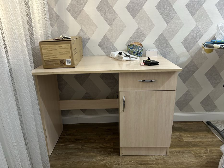 Стол письменный  в хорошем состоянии