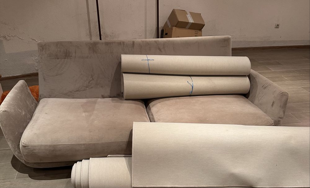 Холна гарнитура: дивани: двойка и тройка в бежово от плюш