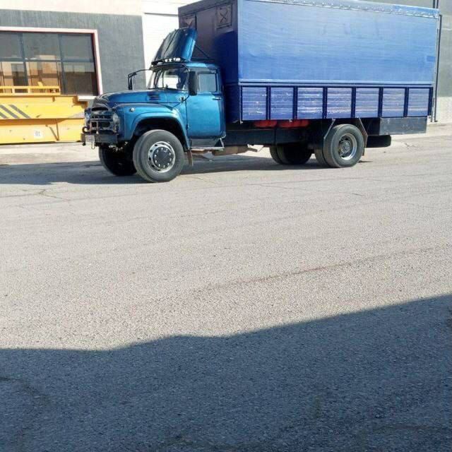 Zil sotladi.