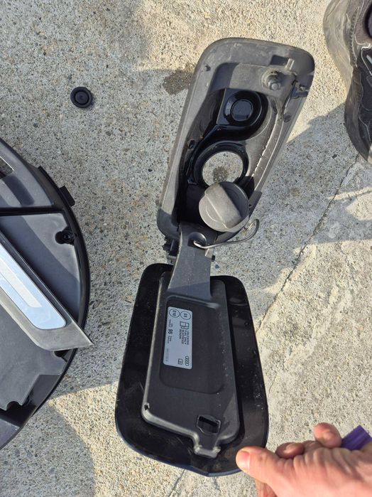 Capac mecanism usa rezervor Audi A6 benzina 4K0809906