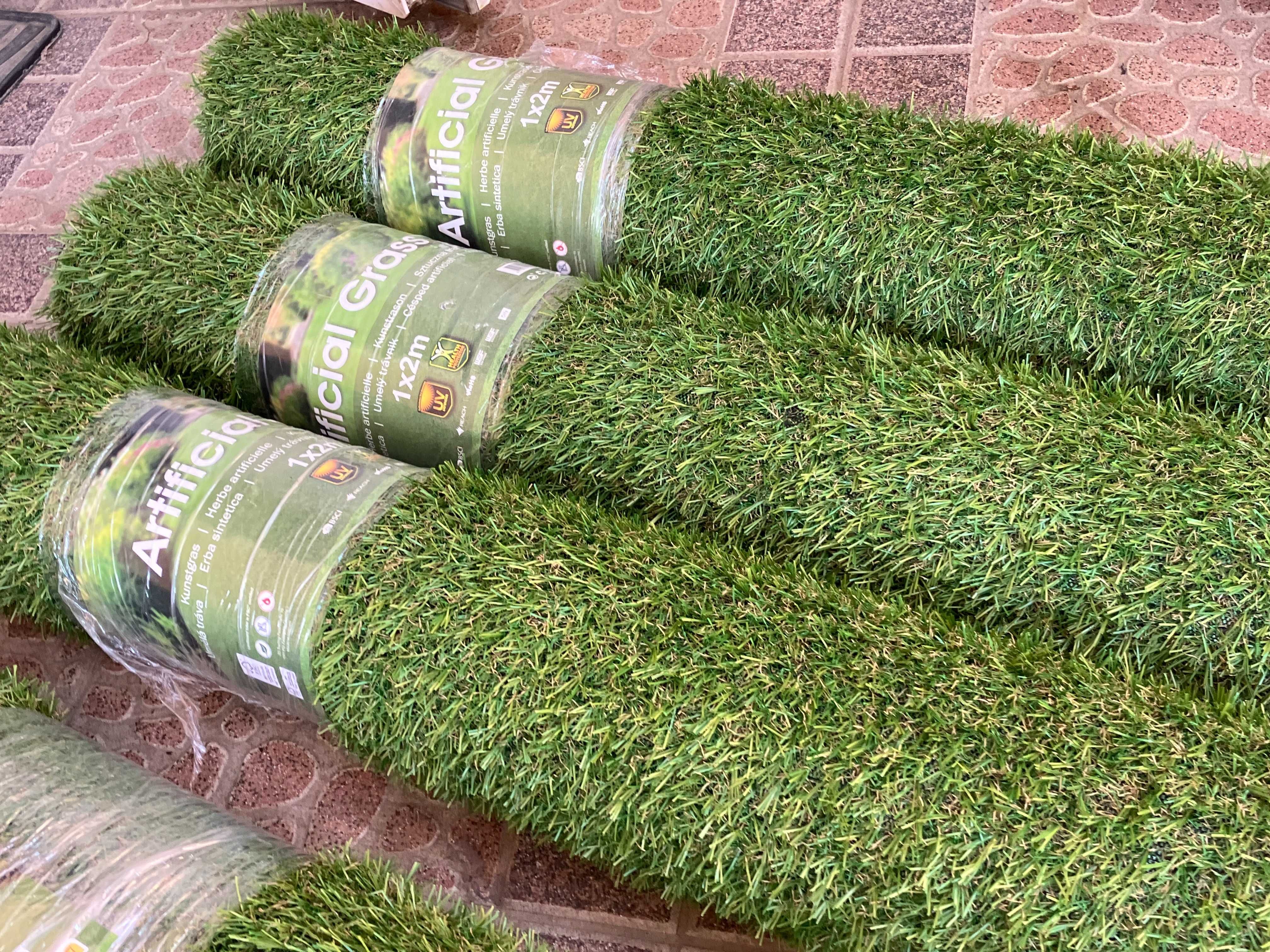 Vand 4 role de iarba gazon artificial  1m x 2m / Rola