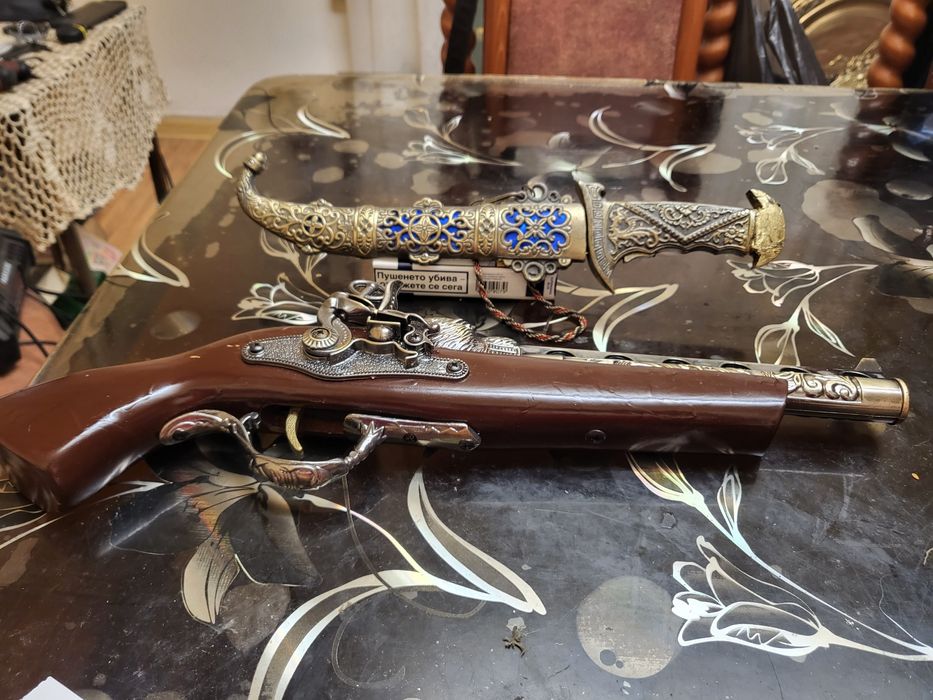 Продават се пищов и нож за декорация