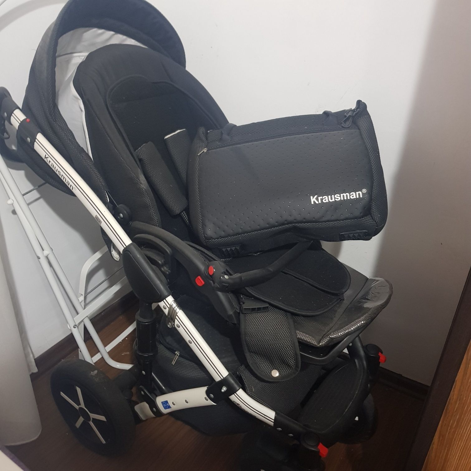 Carucior 3 in 1 cu toate accesoriile  .