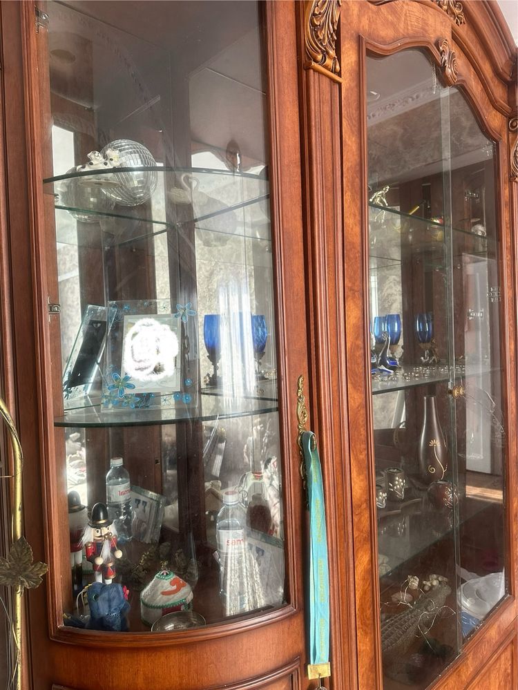 Продам шкаф-витрину