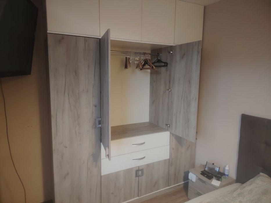 Четирикрилен гардероб с надстройка