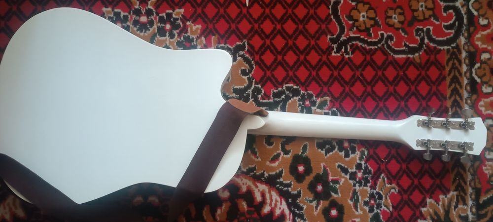 Gitara akustika ..