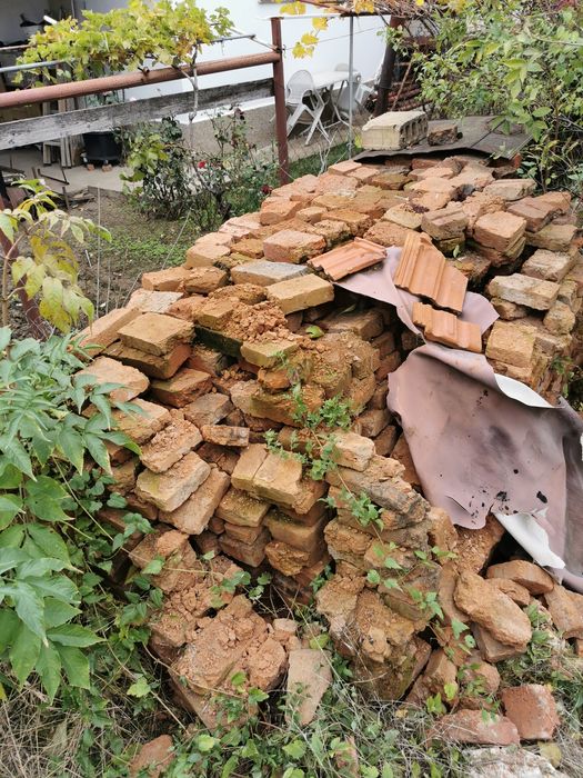 Подарявам тухли.